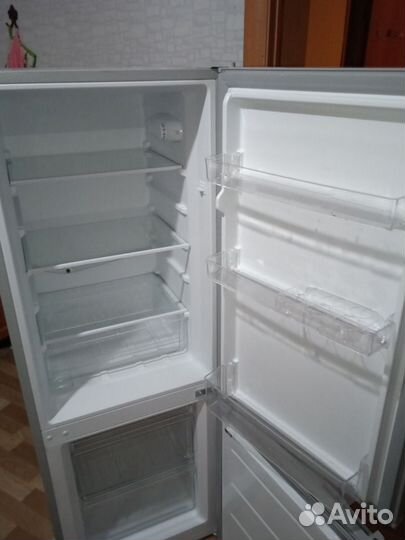 Продам холодильник бу(1 год), в хорошем состоянии
