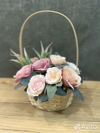 Корзина ритуальная с искусственными цветами