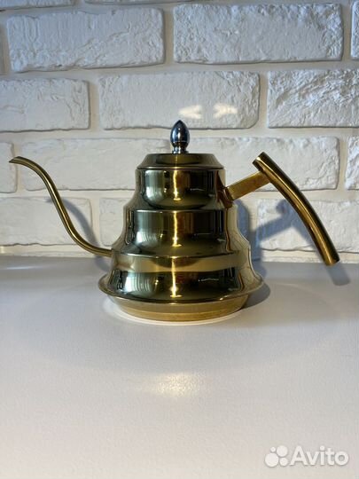 Минималистичный заварочный чайник золотистый