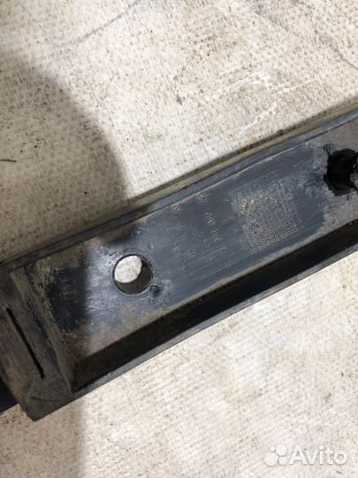 Направляющая бампера передняя левая Mercedes-Benz