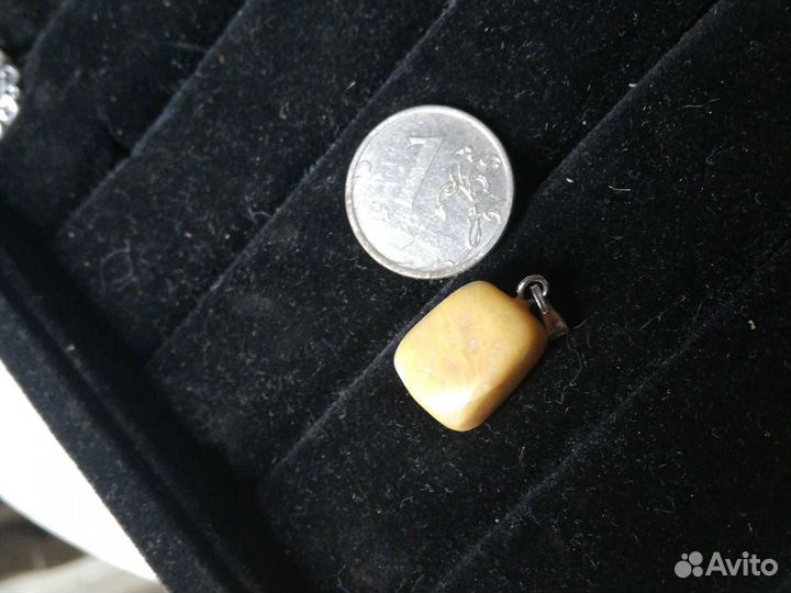 Кулон из янтарь