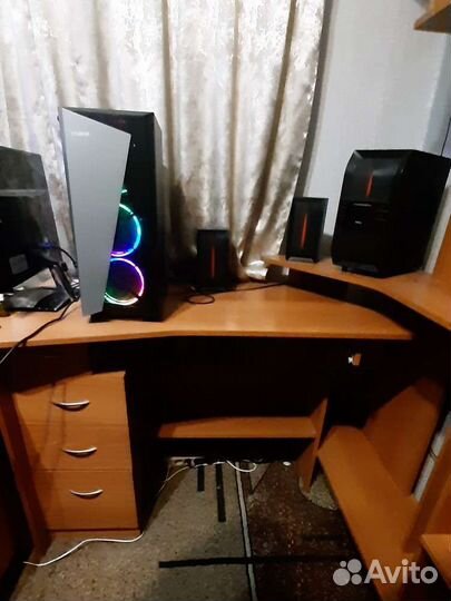 Угловой письменный стол