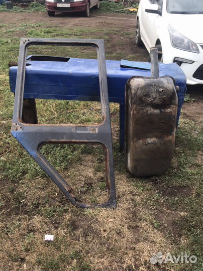 Продам капот, дверь, бак от трактора