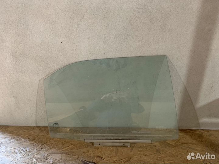 Стекло задней правой двери Toyota Camry 50