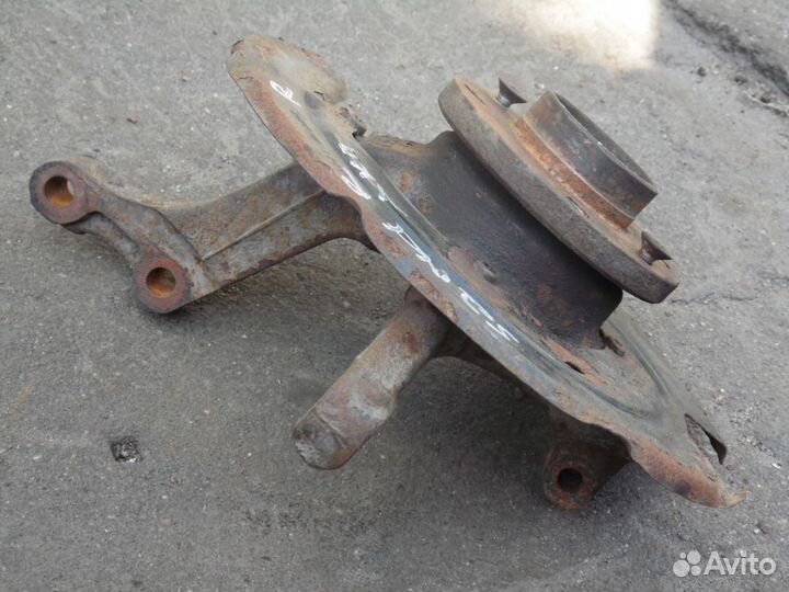 Поворотный кулак правый Рено Логан Сандеро 1