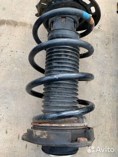 Стойка подвески передняя Volkswagen Jetta 5 2.0