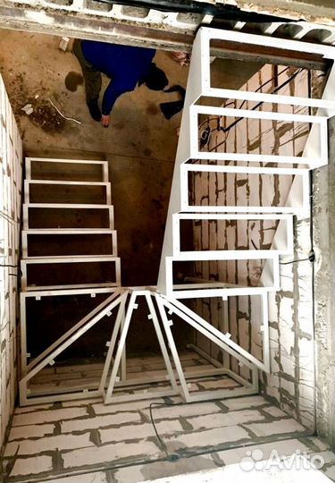 Г-образная лестница с поворотом