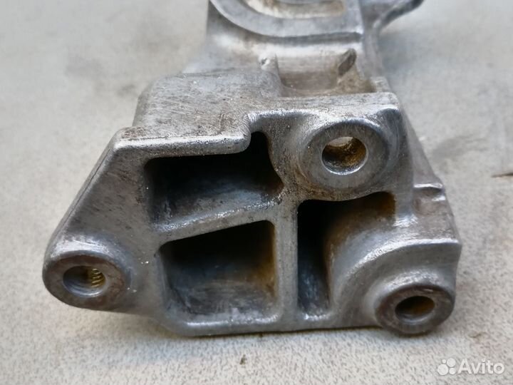 Кронштейн двигателя Volkswagen Golf III/Vento прав