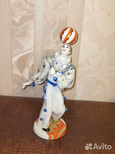 Статуэтка клоун с мячом