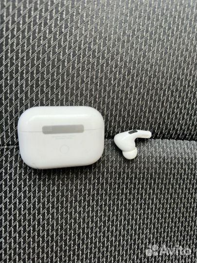 Кейс и левый наушник airpods pro