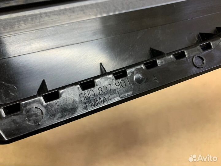 Накладка двери задней левой Tiguan 1