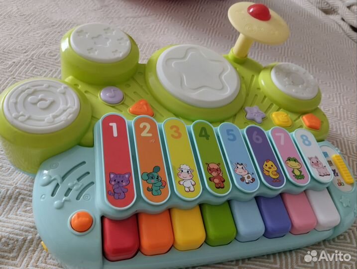 Пианино и плюшевые игрушки