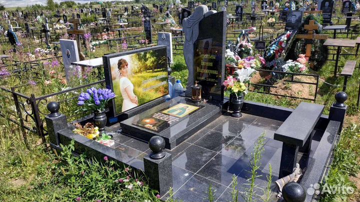 Памятники с цветным фото триплекс любого размера