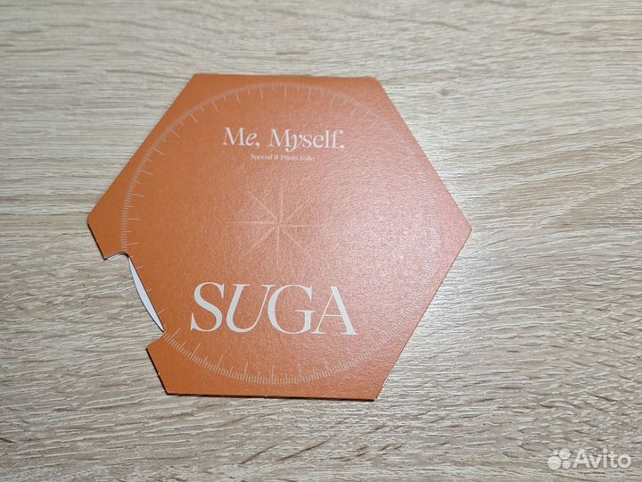 Компас из фотофолио Юнги