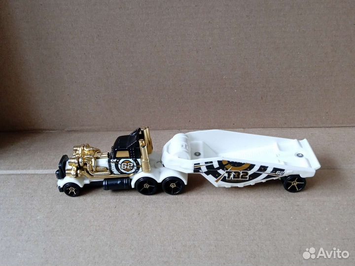 Машинка HotWheels Автовоз