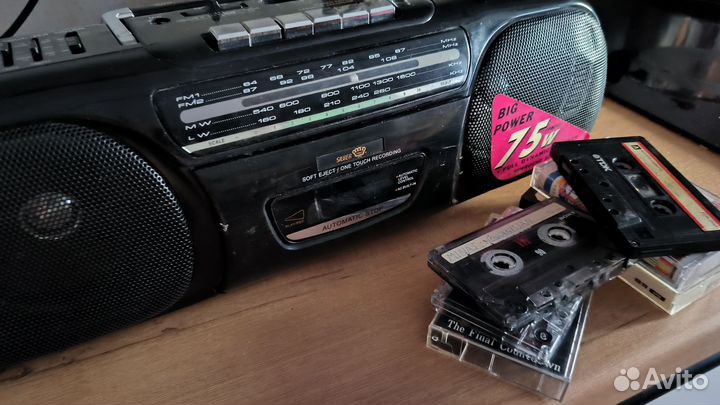 Кассетный магнитофон для вечеринки 90х