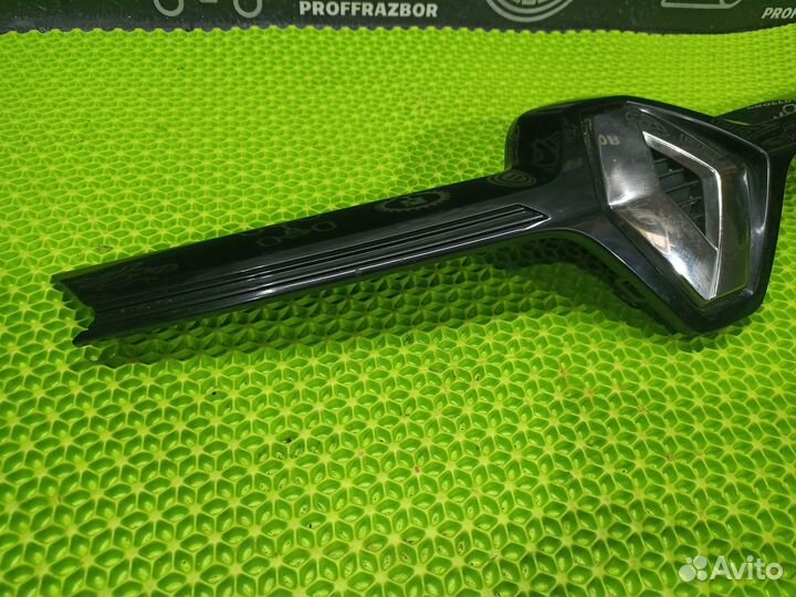 Накладка решетки радиатора Renault Arkana 2021