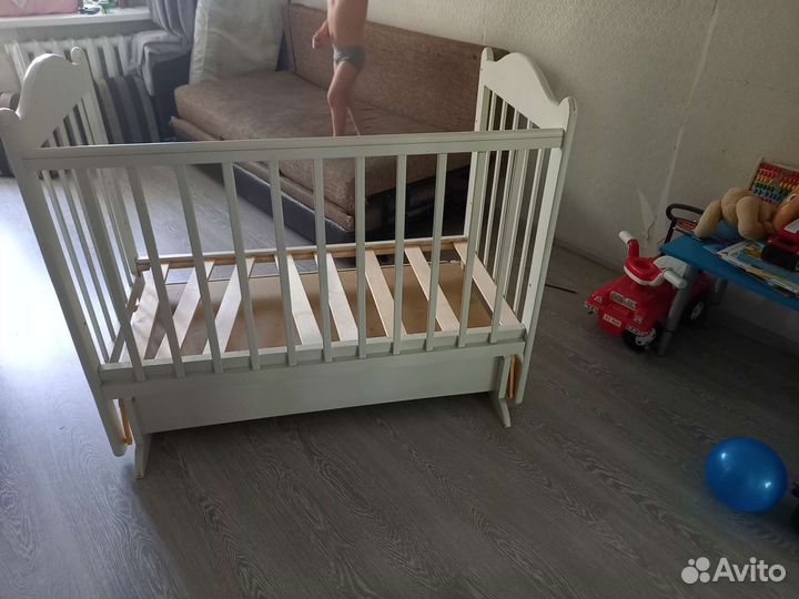 Кровать детская с ящиком и маятником