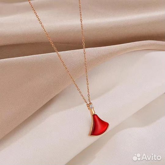 Цепочка с красным кулоном