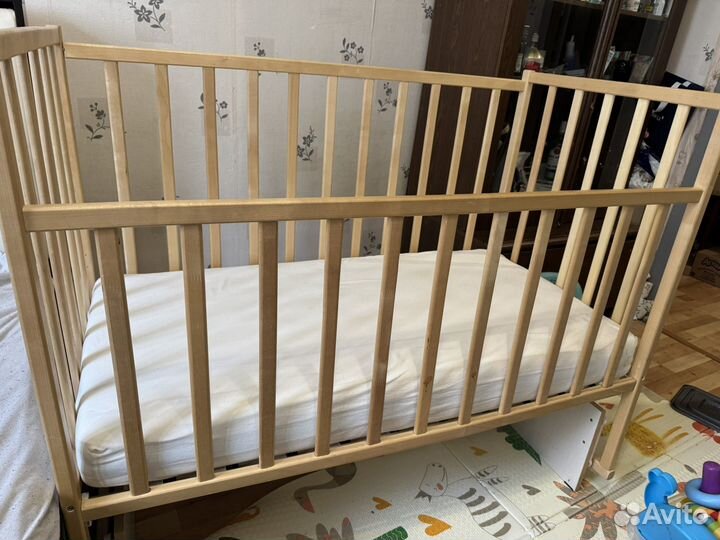 Детская кроватка с маятником