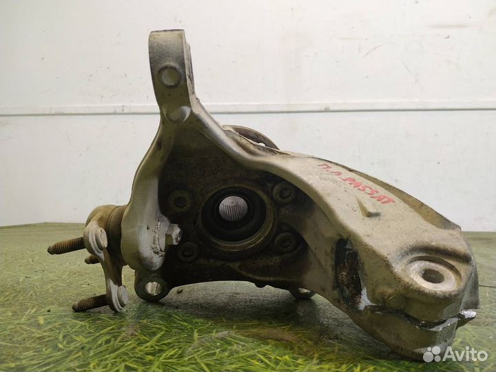 Кулак поворотный передний левый Volkswagen Passat