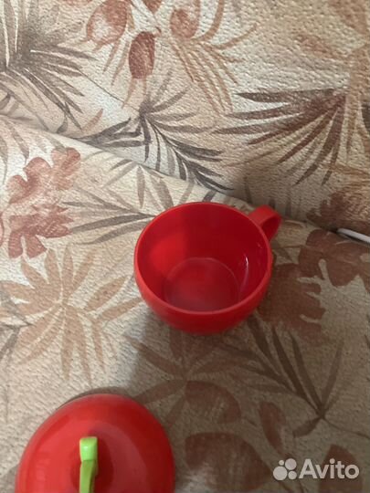 Пластмасовая кружка с крышкой в виде яблоко