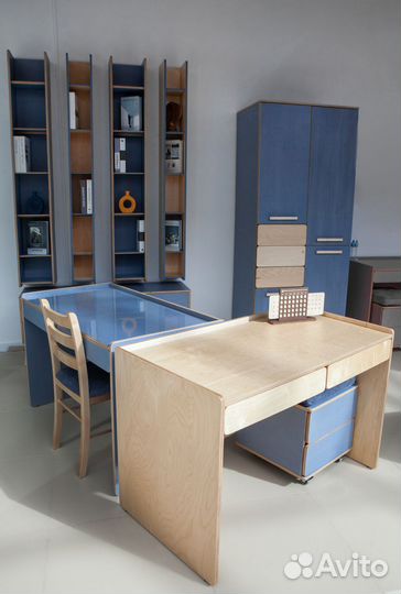 Письменный стол бесцветный лак