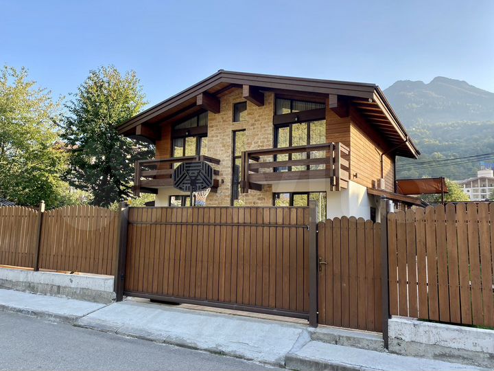 Коттедж 250 м² на участке 5 сот.