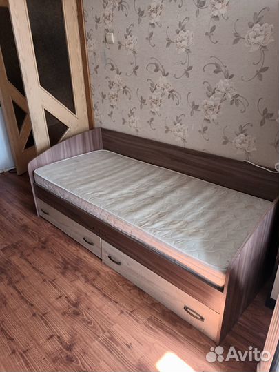 Кровать с матрасом
