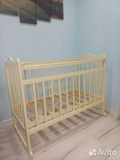 Детская кроватка с маятником