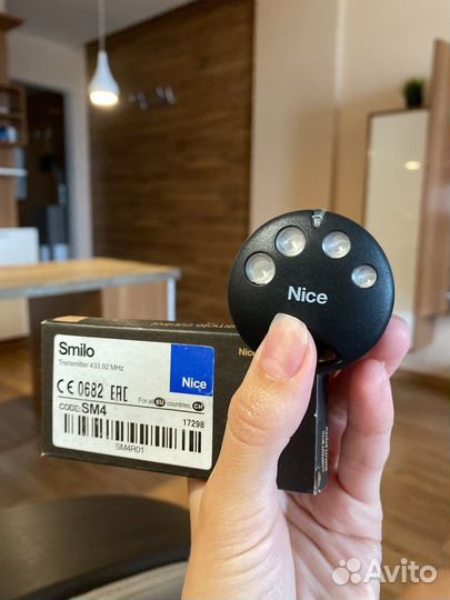 Пульт для ворот и шлагмаума круглый Nice Smilo