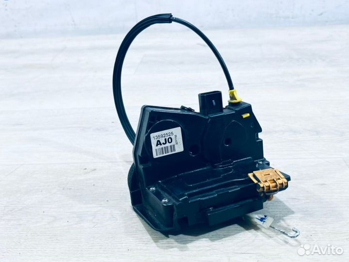 Замок двери передний правый Chevrolet Cobalt седан