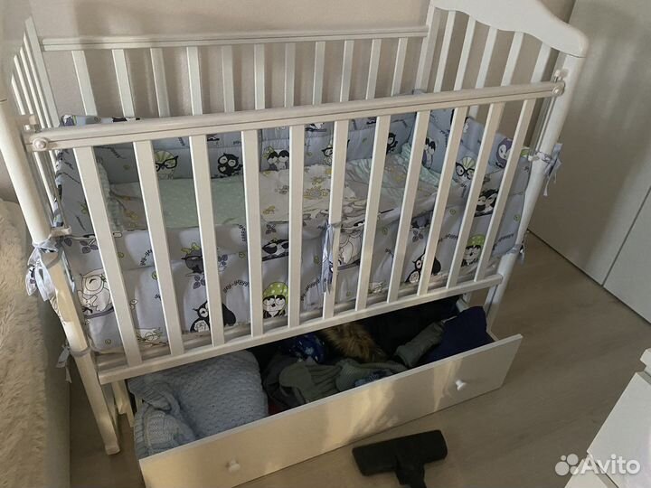 Детская кроватка с маятником и ящиком