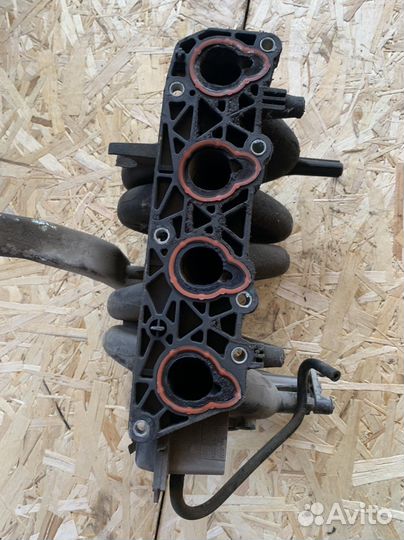 Рено Логан коллектор впускной 1,4