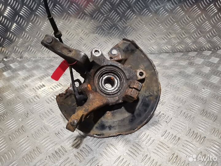 Ступица передняя левая Mitsubishi Carisma 1999