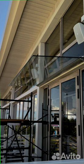 Стеклянный козырек над дверью