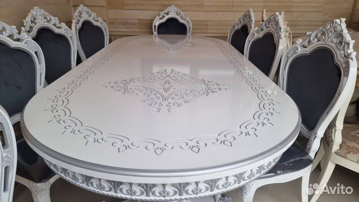 Стол и стулья
