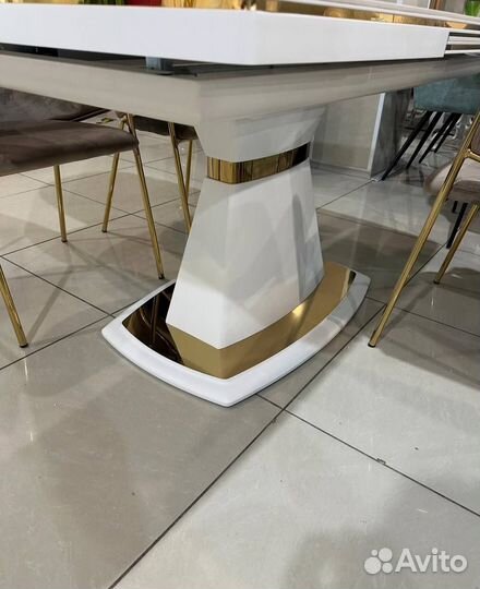 Большой обеденный стол