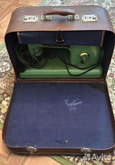 Швейная машина 