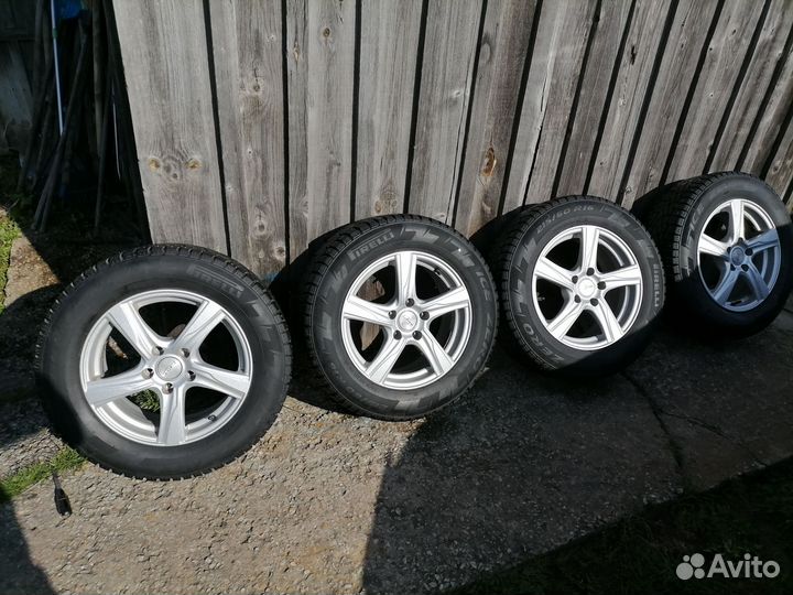 Pirelli Ice Zero 215/60 R16