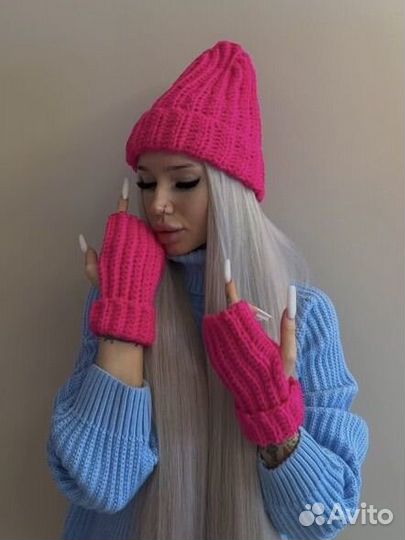 Комплект шапка и митенки ручной работы