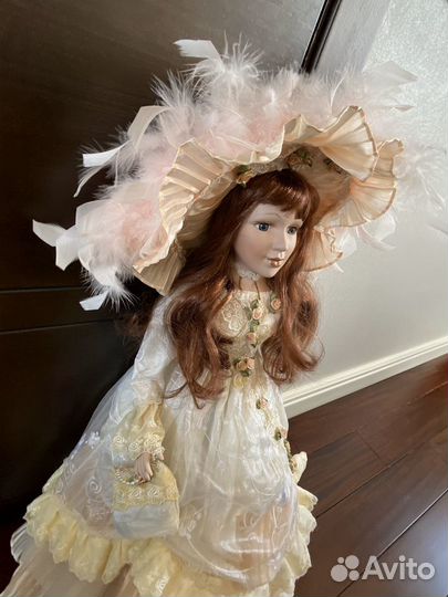 Фарфоровая кукла