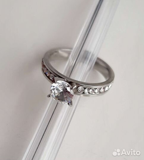 Кольцо с фианитами
