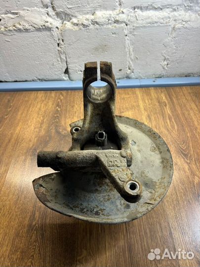 Кулак поворотный задний левый Ford Mondeo III 2.0