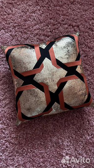 Декоративные подушки на диван