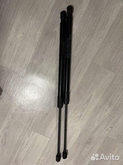 Амортизаторы на двери багажника