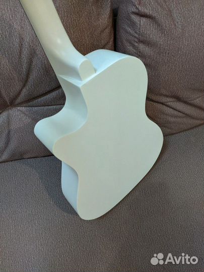 Гитара белая