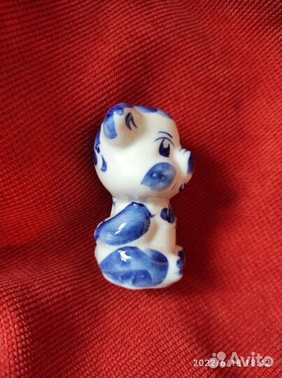 Статуэтка фарфоровая свинка гжель