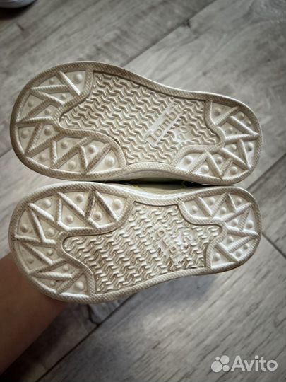 Кроссовки деткие