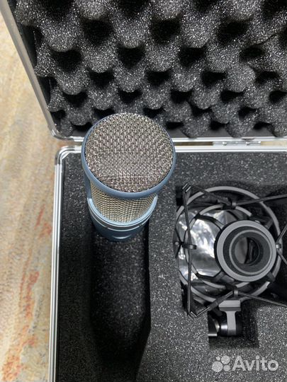 Студийный микрофон akg perception 220